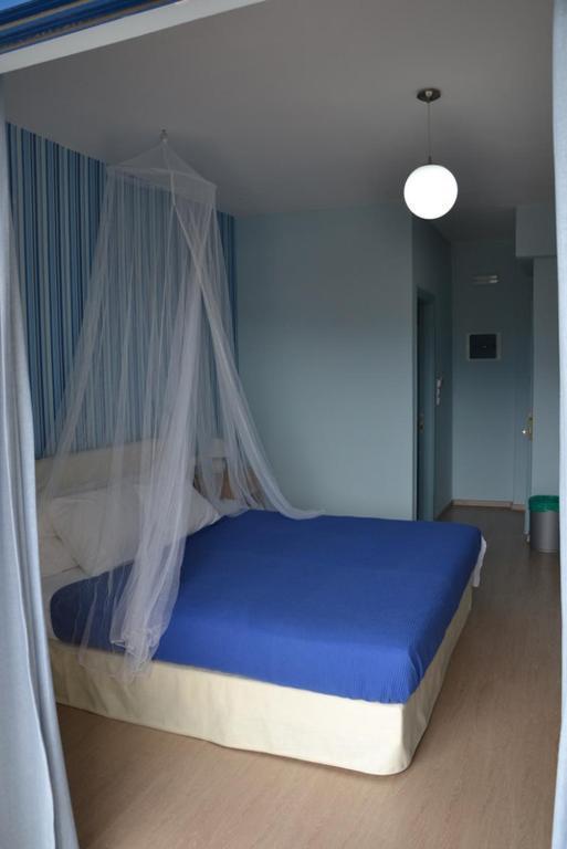 Valente Perlia Rooms Poros Town Quarto foto